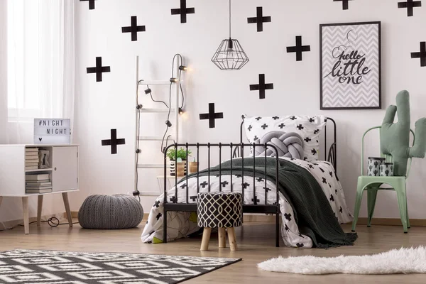 Patroon behang in de slaapkamer van de kid's — Stockfoto