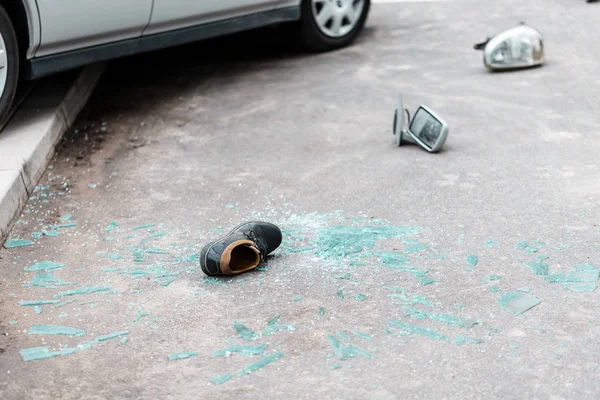 Pièces de voiture dans la rue — Photo