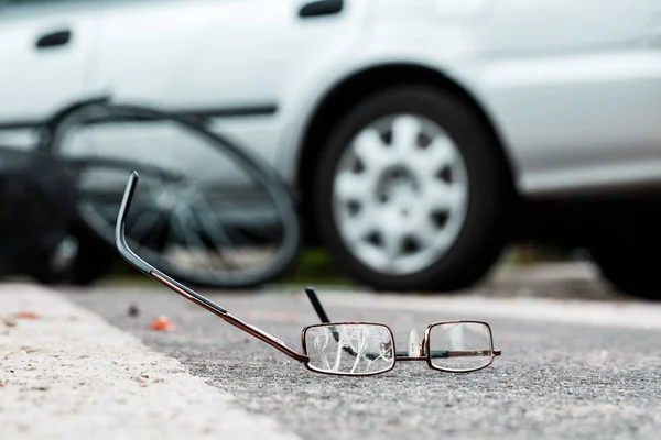 Nahaufnahme einer abgestürzten Brille — Stockfoto