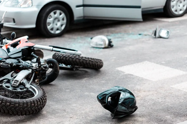 Çarpışma sonra devrilmiş motosiklet — Stok fotoğraf