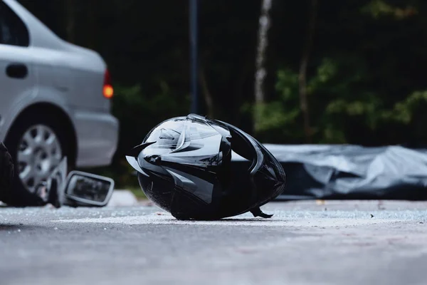 Крупный план черного мотоциклетного шлема — стоковое фото