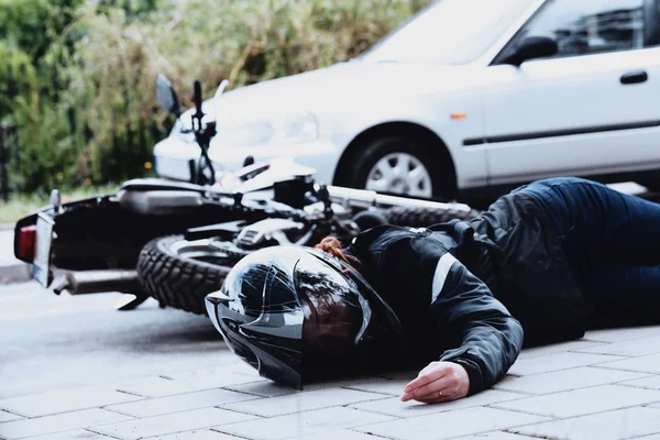 Мертвый мотоциклист на дороге — стоковое фото