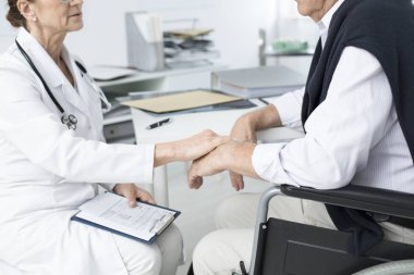 Hasta tekerlekli sandalyede.