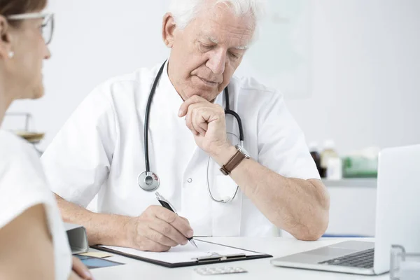 Médico examinando paciente — Fotografia de Stock