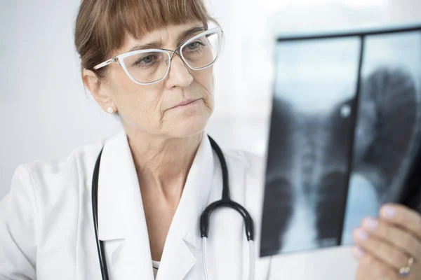 Médico analisando raio-X — Fotografia de Stock