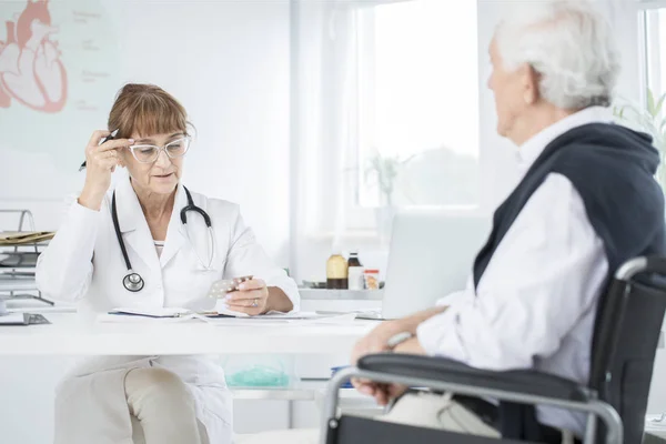 Médecin et sa patiente handicapée — Photo