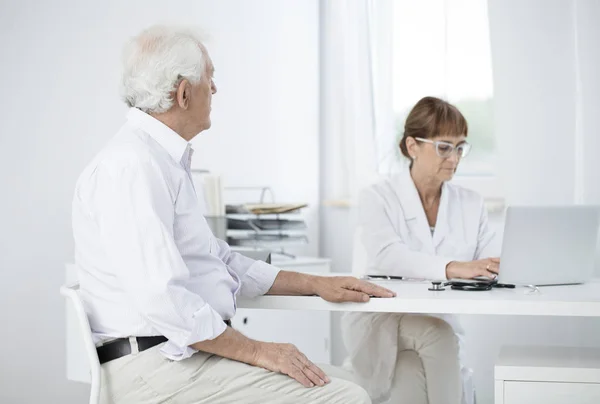 Medico in visita al paziente — Foto Stock