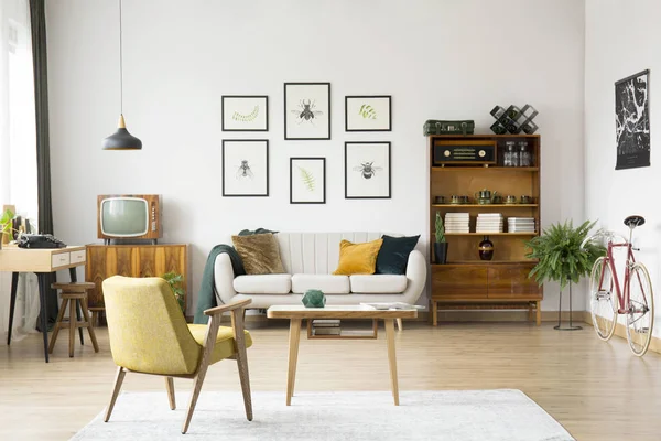 Retro woonkamer met televisie — Stockfoto