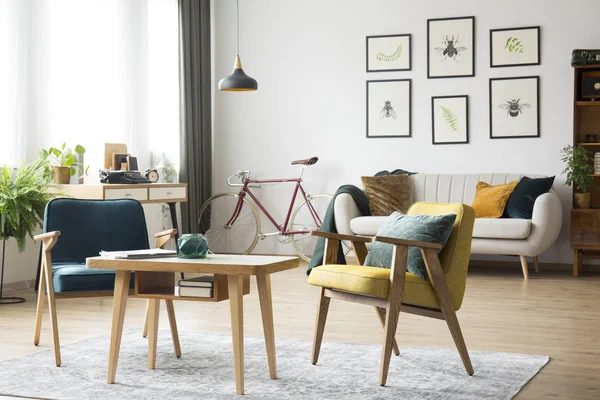 Retro Fauteuils in woonkamer — Stockfoto