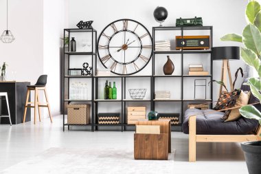 Metal raf üzerinde büyük saat