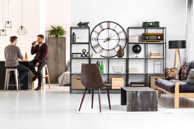 Erkekler evde bira içmek