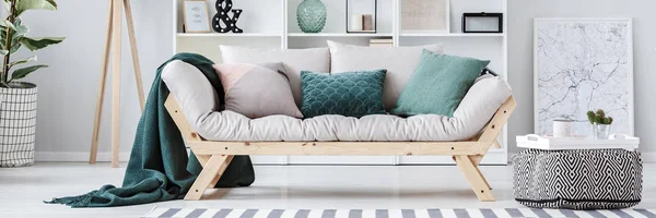 Interior apartemen hijau dengan sofa — Stok Foto