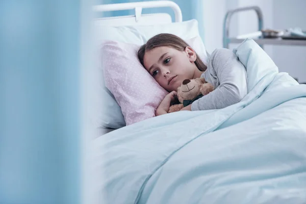 Sick girl in hospital bed — Stock Photo, Image