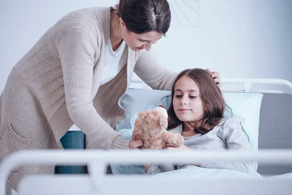 Mãe carinhosa e filha doente — Fotografia de Stock