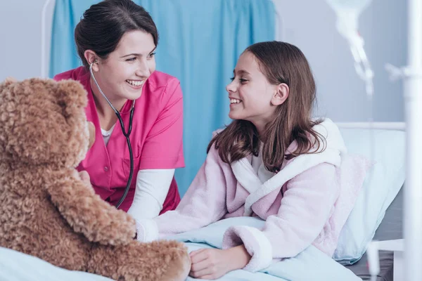 Uśmiechnięte pielęgniarki i młodego pacjenta — Zdjęcie stockowe