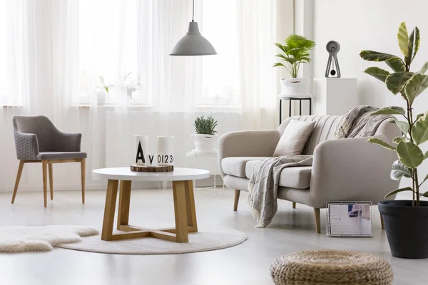 Sessel im gemütlichen Wohnzimmer — Stockfoto