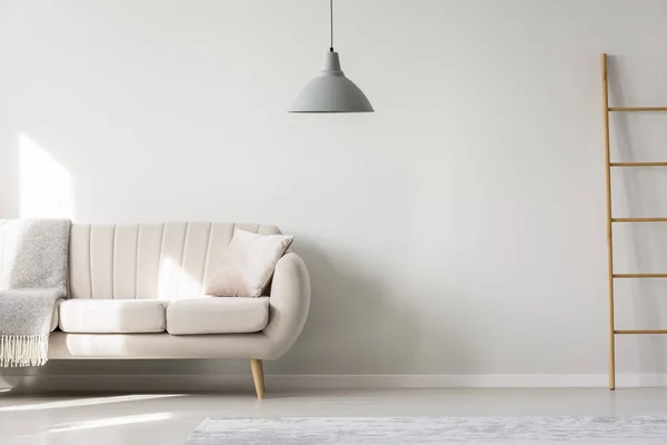 Flaches Interieur mit beigem Sofa — Stockfoto