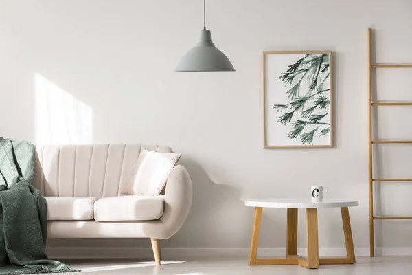 Appartamento interno con divano beige — Foto Stock