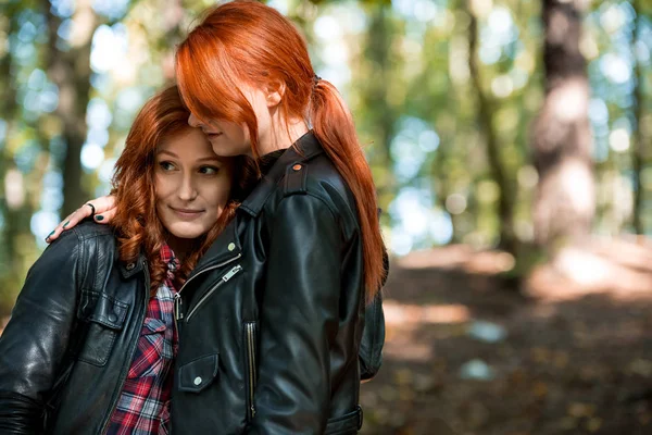 Ragazze omosessuali che si abbracciano — Foto Stock