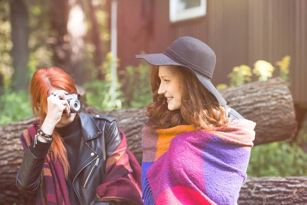 Chica tomando una foto — Foto de Stock