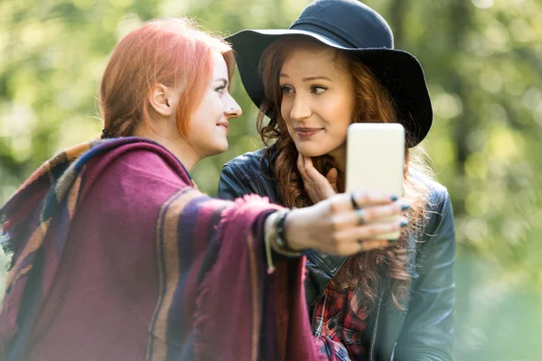 Mujeres tomando selfie — Foto de Stock