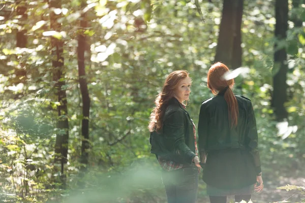 Девушки разговаривают в лесу — стоковое фото