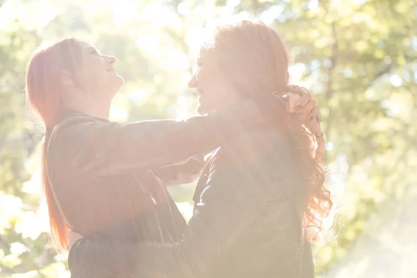 Lesbiennes filles dans l'amour câlin — Photo