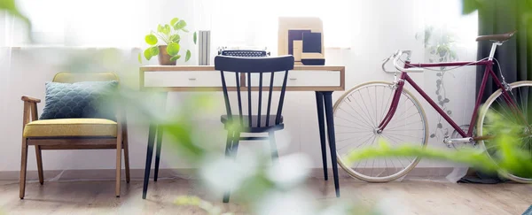 Espace de travail lumineux avec chaise noire — Photo