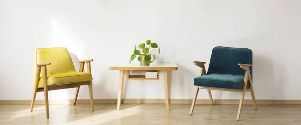 Простая гостиная с креслами — стоковое фото