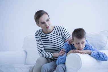 Depresif oğlu destekleyen anne