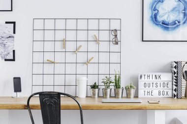 Metal ızgara ile ev ofis