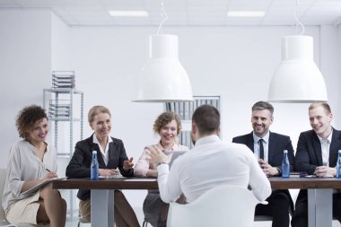 İşadamı yenilikçi fikir hakkında konuşmak