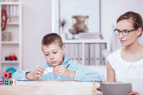 Terapeuten ledande terapi med pojke — Stockfoto