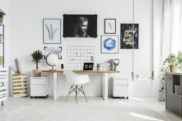 Белый стул в домашнем офисе — стоковое фото