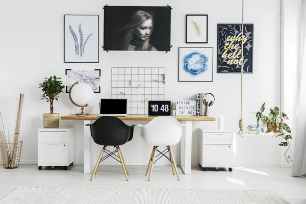 Домашній офіс з двома ноутбуками — стокове фото