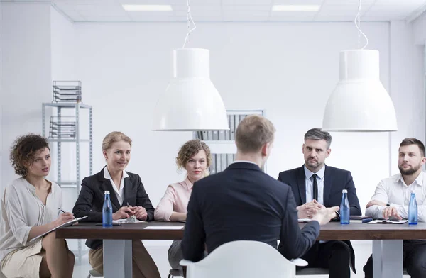 Kandidaat tijdens sollicitatiegesprek — Stockfoto