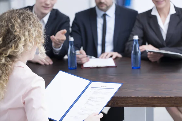 Vrouw geeft verwijzingen naar recruiters — Stockfoto