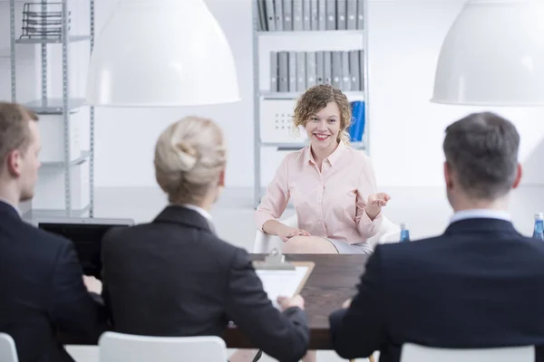 Mujer satisfecha durante entrevista de reclutamiento — Foto de Stock