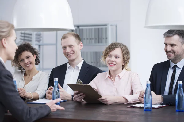 Lachende recruiters tijdens sollicitatiegesprek — Stockfoto