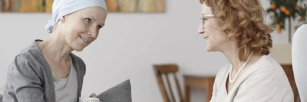 Relación entre madre e hija enferma — Foto de Stock