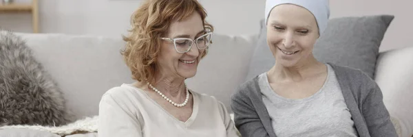 Lächelnde Mutter und kranke Tochter — Stockfoto