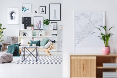 Arka planda tahta kanepenin