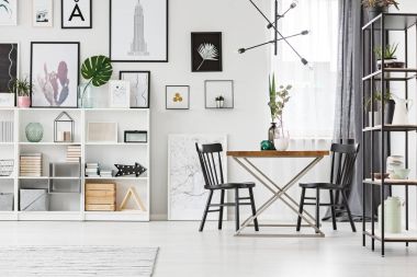 Kitap ve süslemeleri ile raf