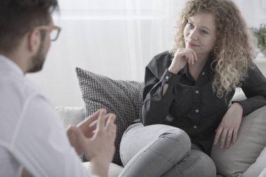 Gülümseyen kadın arkadaşına dinleme