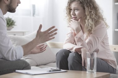 Sinir krizi ile üzgün kadın