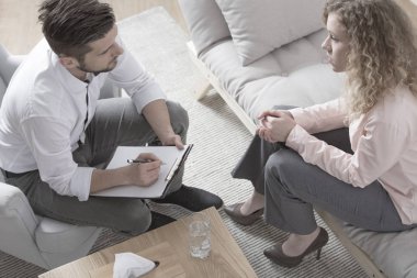 İş kadını için finansal danışman konuşuyor