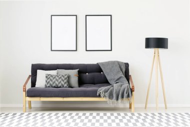 Boş posterler ile modern oda