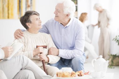 Mutlu yaşlı adam kucaklama karısı