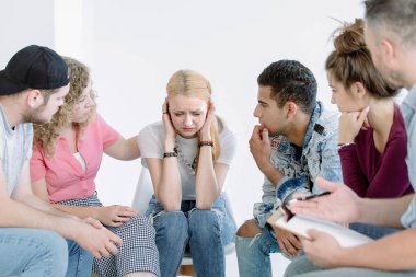 genç bir kadın ağlıyor