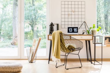 Sepet içinde kağıt rulolar